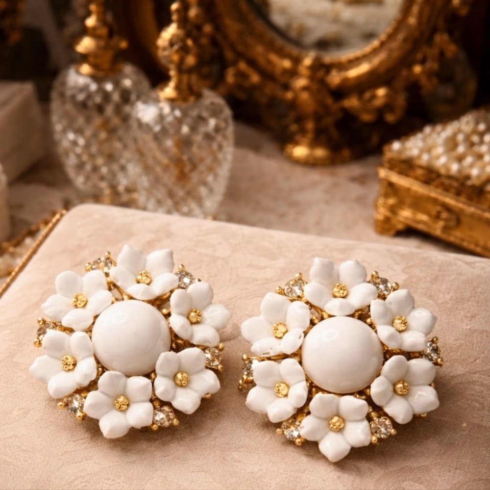 VINTAGE STAR WHITE ENAMEL FLOWER CLIP-ON EARRINGS RHINESTONES